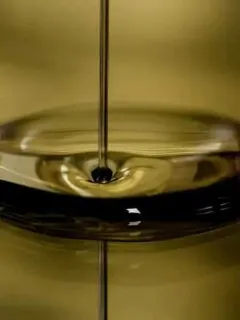 Oil Pouring Shiny Yellow Liquid