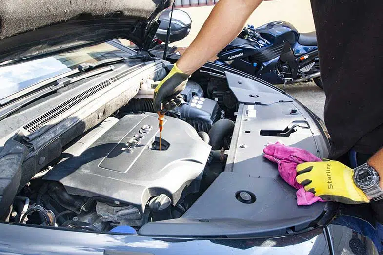 Checking Vehicle Oil Level